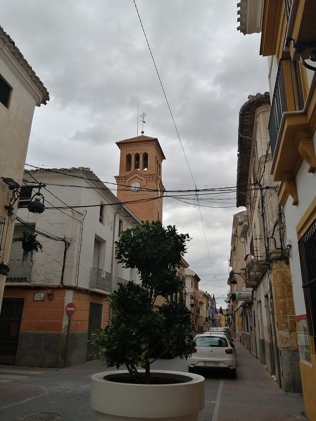 Torre del Reloj de Calasparra al fondo de una calle del casco antiguo