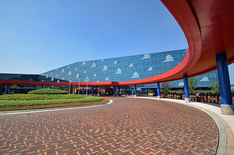 Fachada del Toy Story Hotel en Shanghai Disney Resort