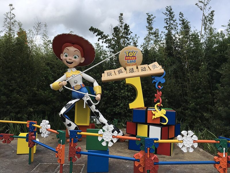 Figura gigante de Jessie a la entrada de Toy Story Land en Disneyland Shanghai