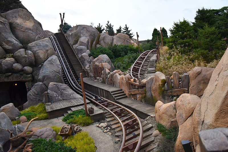 Vía de la montaña rusa del Tren de la Mina de los Siete Enanitos entre rocas en Disneyland Shanghai