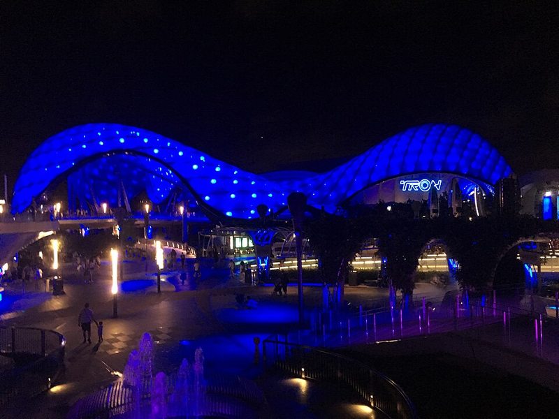Cubierta iluminada de la montaña rusa TRON Lightcycle Power Run de noche en Disneyland Shanghai