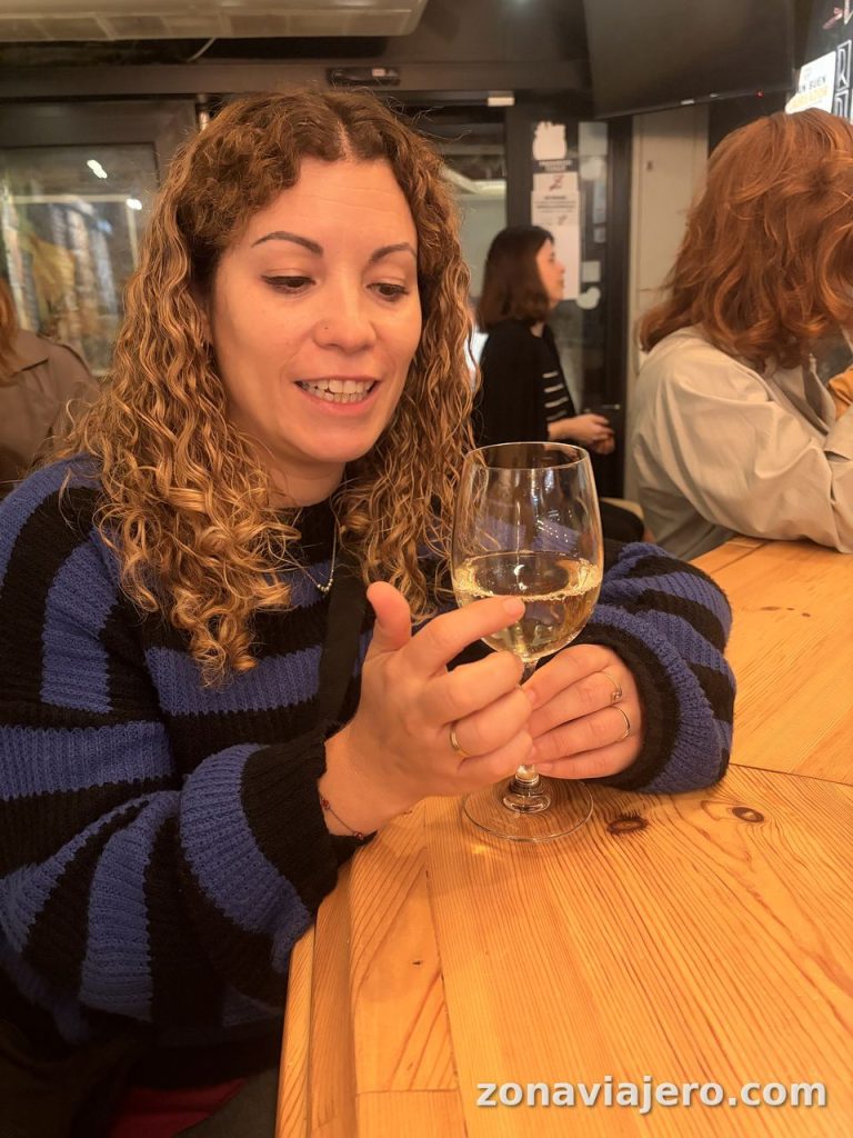 Copa de vino blanco de Rioja en la barra de un bar de pinchos de Logroño
