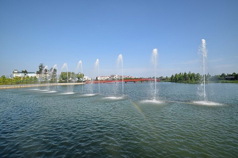 Fuentes en el lago de Wishing Star Park, zona gratuita de Shanghai Disney Resort